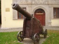 Armata przed wejściem do muzeum.